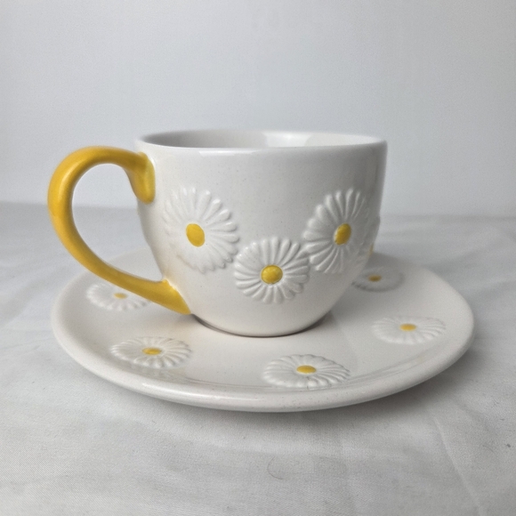 Bluebird & Willow Daisy Teacup & Saucer | Yellow Handle | Stoneware Spring - Picture 7 of 14